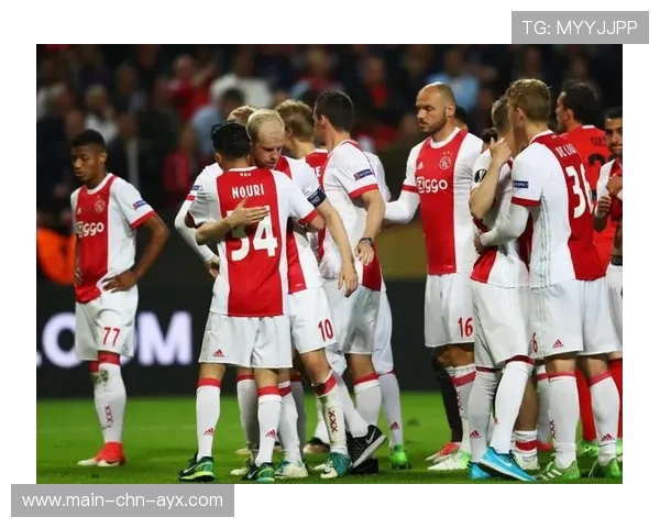 阿贾克斯主帅海廷加盛赞奥斯梅恩：速度与力量并存，阿贾克斯对海伦芬