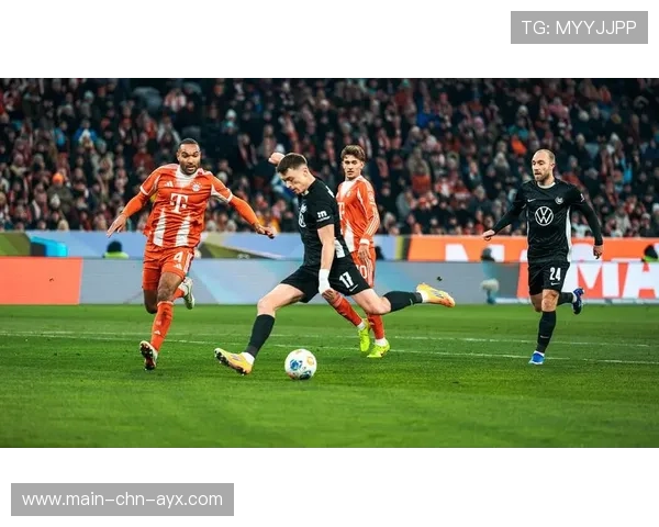 拜仁外线穿插频繁，攻势层出不穷