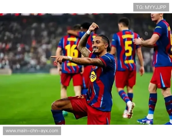 拉菲尼亚补射门前抢点巴萨完成绝杀