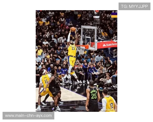 詹姆斯双手劈扣震撼全场,湖人瞬间点燃